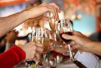 男子拼酒憋爆食管 你還敢這樣喝酒嗎？(組圖)