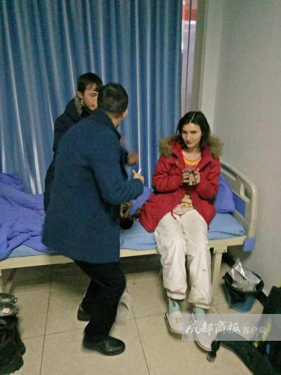 王利鑫說，醫(yī)院工作人員考慮到他們遠道而來，于是給他們倒上熱水，并試圖打手勢交流。但費了好大勁，也沒辦法搞明白對方的情況，只好向社區(qū)民警求助。翠屏區(qū)西城派出所兩位民警迅速趕到，但雙方仍然語言不通，無法交流。民警見兩名年輕人并無惡意，只好離開了。折騰到晚上10點左右，還是沒辦法溝通。而醫(yī)院作為醫(yī)療機構，又不能留宿不明來歷的外國人。王利鑫只好帶著懂英語的女婿趕到，交流得知對方是一對來自俄羅斯的小夫妻。“他們說到中國‘窮游’，打算從成都到昆明，結果坐順風車來到了宜賓，卻沒錢住賓館。”王利鑫告訴成都商報客戶端記者，兩個年輕人不懂漢語，正好看到中山醫(yī)院標識，就闖進來打算求宿一晚。