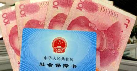 從今年1月1日開(kāi)始，原有的失業(yè)保險(xiǎn)費(fèi)率是1.5%的有22個(gè)省份，包括新疆生產(chǎn)建設(shè)兵團(tuán)，可以在確保失業(yè)保險(xiǎn)金按時(shí)足額發(fā)放、穩(wěn)崗補(bǔ)貼順利實(shí)施的基礎(chǔ)上，可以降低0.5個(gè)百分點(diǎn)。個(gè)人的費(fèi)率不超過(guò)單位的費(fèi)率。