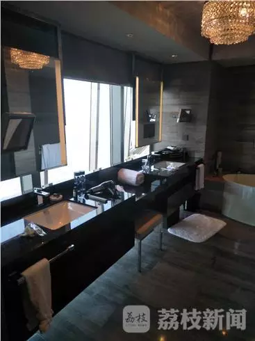 何女士表示無意中看到淋浴間外側(cè)的玻璃映射出幾個(gè)人影。