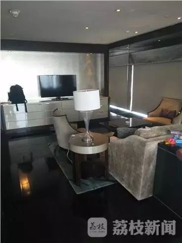 何女士稱當(dāng)時(shí)自己正在換衣服，順眼看了一下窗外，就看到了幾個(gè)人影，其中一個(gè)人拿著手機(jī)，三個(gè)男的朝這邊望。何女士表示，剛開始還以為是出現(xiàn)了幻覺，后來發(fā)現(xiàn)，玻璃中的映射人影就是隔壁房間的住客。