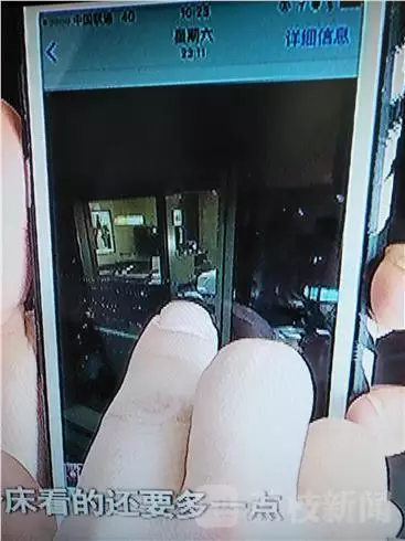 酒店前廳負(fù)責(zé)人李經(jīng)理：我們?nèi)ピ儐栠^，警察也詢問過，警察有錄音，他說他沒有錄像，第一個(gè)人說肯定沒有錄像，第二個(gè)人沒有口頭保證。對于何女士反映的晚間玻璃外墻變成“鏡子”反光的情況子。負(fù)責(zé)人表示，在客人入住酒店的時(shí)候，酒店工作人員一般會(huì)對客人進(jìn)行提醒，要求客人將房間的窗紗全部關(guān)閉，不過這一說法卻遭到了何女士的否認(rèn)。酒店前廳負(fù)責(zé)人李經(jīng)理稱，這個(gè)雙層玻璃的設(shè)計(jì)是環(huán)保設(shè)計(jì)，冬暖夏涼，如果是單層冬天會(huì)非常冷。