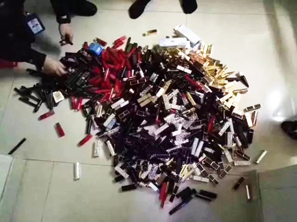 民警搜查出來的口紅。