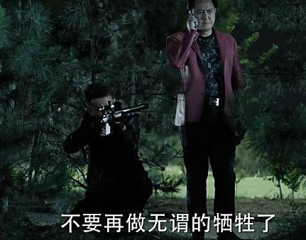 《人民的名義》原著小說有這么一段：趙瑞龍要找殺手殺了侯亮平，結(jié)果趙瑞龍的三姐發(fā)話：侯亮平要是死了趙瑞龍也要死!這就說明了大boss趙立春沒把握在侯死后的各方反應(yīng)中護住兒子趙瑞龍，因此，這就告訴了讀者，侯亮平的背景絕對不比趙立春差!