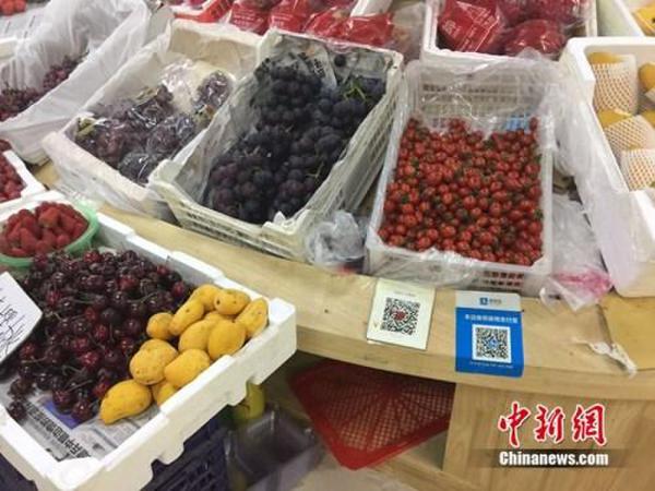 某水果攤，收款二維碼貼在顯眼位置。中新網(wǎng) 吳濤 攝