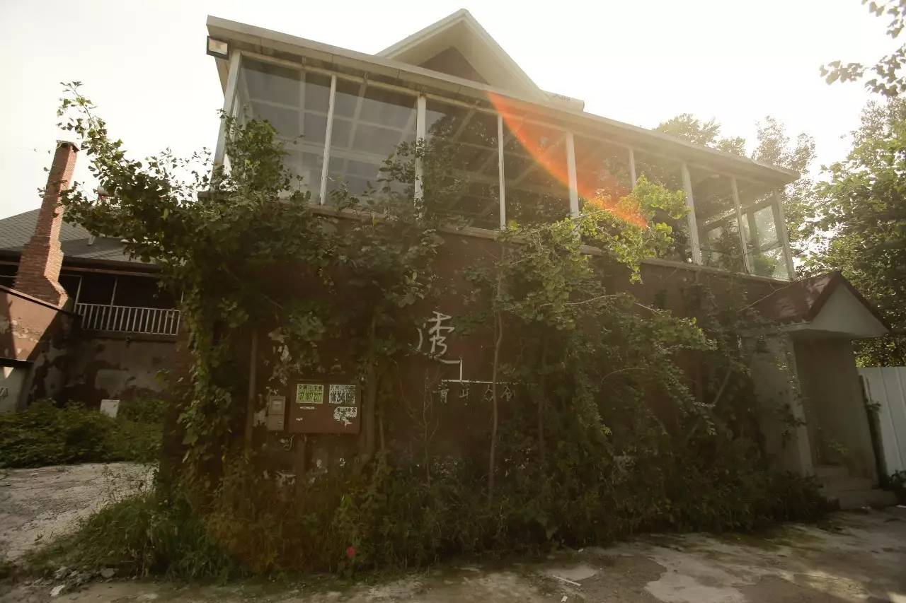 ▲失戀博物館位于北京市通州區(qū)宋莊鎮(zhèn)的一個重創(chuàng)空間內(nèi)，這里是一個藝術(shù)家集聚區(qū)。