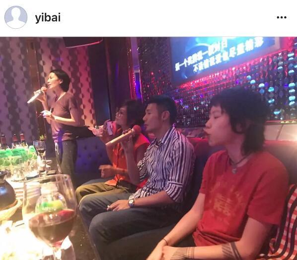 王菲母女跟李榮浩一起唱K，竇靖童的表情亮了