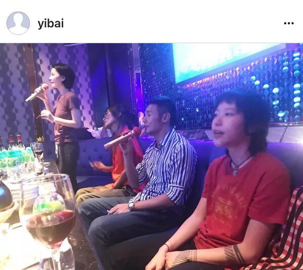 王菲母女跟李榮浩一起唱K，竇靖童的表情亮了
