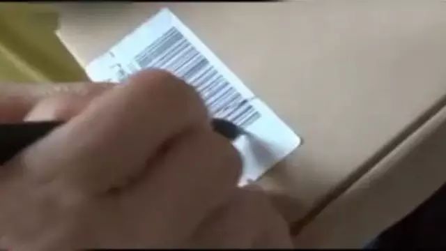 奶奶幫孫子收快遞遇恐怖一幕 這幾天收快遞要當心