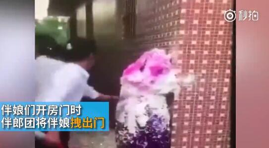據(jù)澎湃新聞消息，近日廣東江門開平某村又現(xiàn)惡俗婚鬧。男方兄弟團(tuán)去接新娘的時(shí)候，先用彩帶對著姐妹團(tuán)狂噴，后來甚至有人用滅火器直接噴伴娘面部，害的伴娘差點(diǎn)被送進(jìn)醫(yī)院。