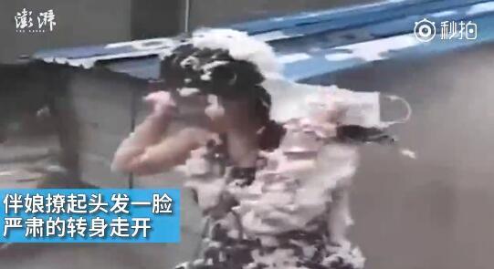 視頻中可以看到，雖然伴娘事先有穿雨衣防備，但在被伴郎團(tuán)圍攻時(shí)，雨衣被拔下，更過分的是，有人還用滅火器直接對著她的臉噴。后來伴娘好像是生氣了，撩起頭發(fā)一臉嚴(yán)肅的轉(zhuǎn)身走開。