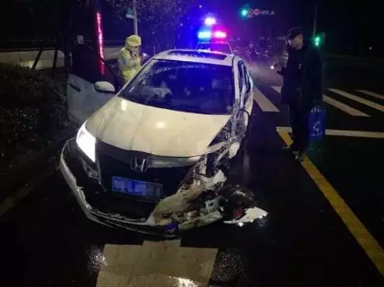 今天凌晨，杭州一對(duì)環(huán)衛(wèi)工夫婦被車撞進(jìn)錢塘江