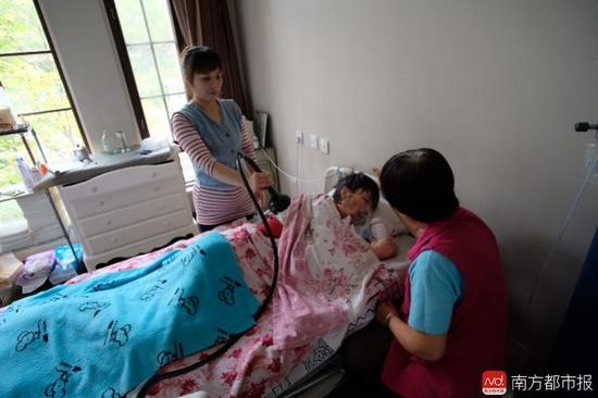 每次排痰，張津華就會癲癇發(fā)作，這是她腦部僅有的電信號。（羅逸爵 攝）