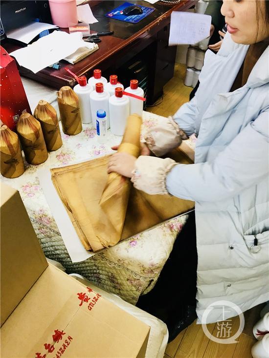 正在對白酒進行包裝處理的經(jīng)營戶。