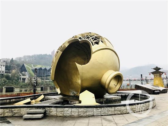 △茅臺鎮(zhèn)1915廣場著名的“壇碎”雕塑。