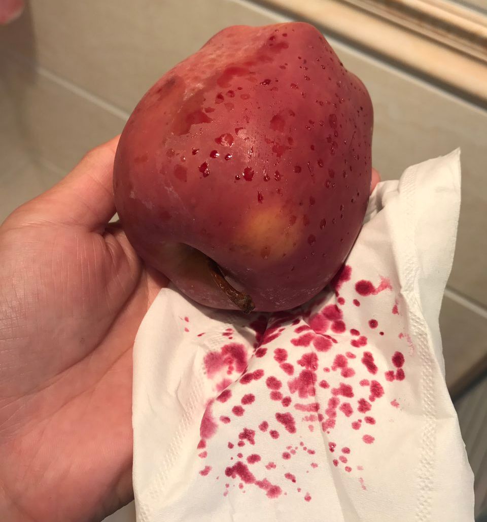 嚇懵！女子用熱水泡蘋果結(jié)果冒出血珠 咋回事？