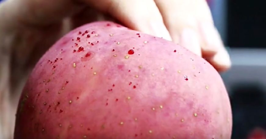 嚇懵！女子用熱水泡蘋果結(jié)果冒出血珠 咋回事？