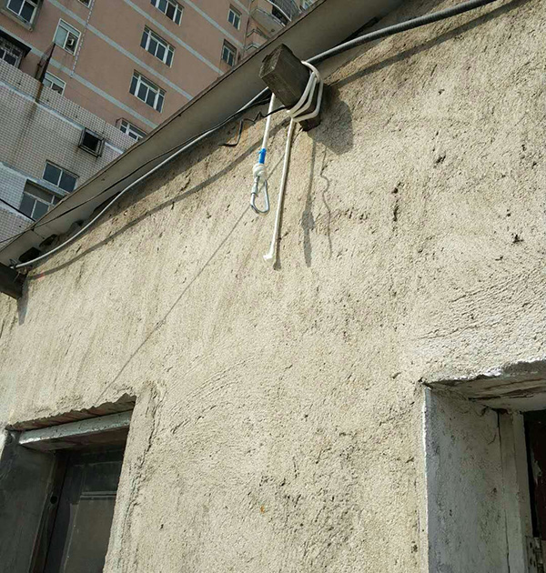 懸掛的登山繩子和房梁。