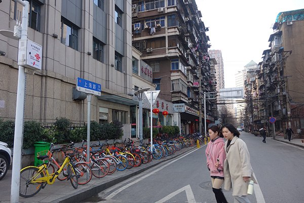 上海路的兩邊，大多是一些老房子。