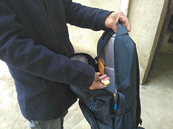 羅正宇的藍(lán)色背包，只剩下一塊錢(qián)和一顆大白兔奶糖。