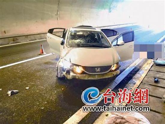 小車在龍巖高速隧道內(nèi)翻車，擋風(fēng)玻璃脫落。 臺(tái)海網(wǎng) 圖