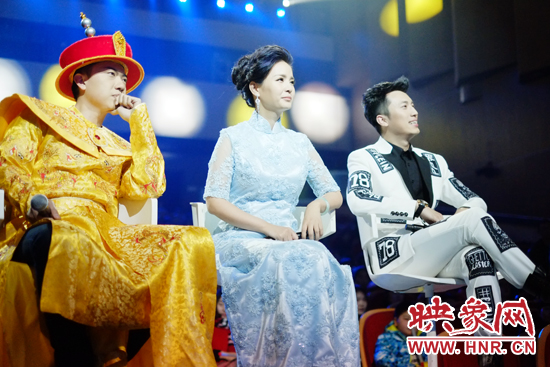 當(dāng)晚產(chǎn)生的冠亞軍，陳琨（中）、劉雯（右）、郭嘉寧