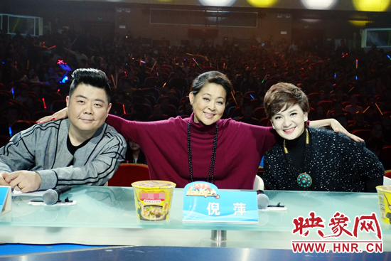 三位坐鎮(zhèn)評(píng)委倪萍（中）、柯以敏（右）和毛子哥