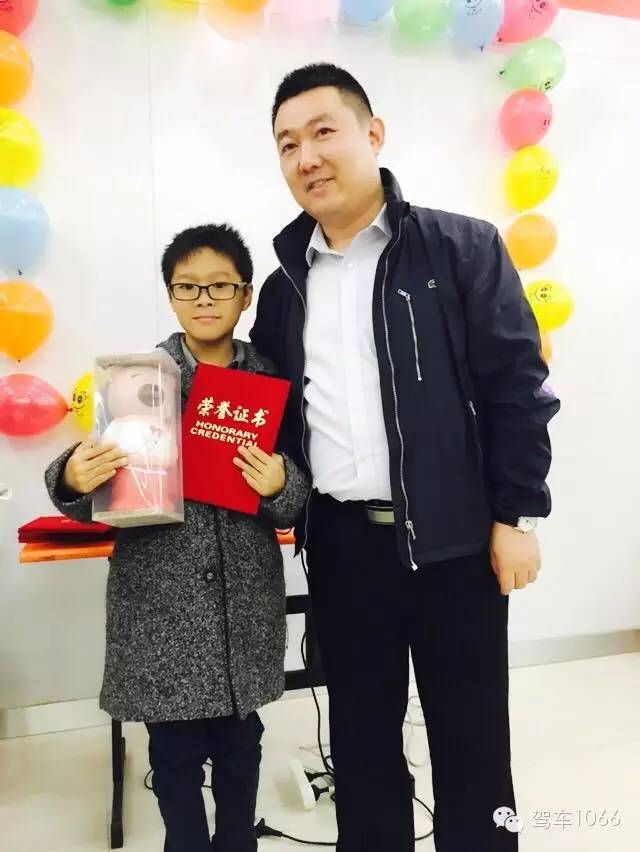 我是小小銀行家，來跟行長合個影哦