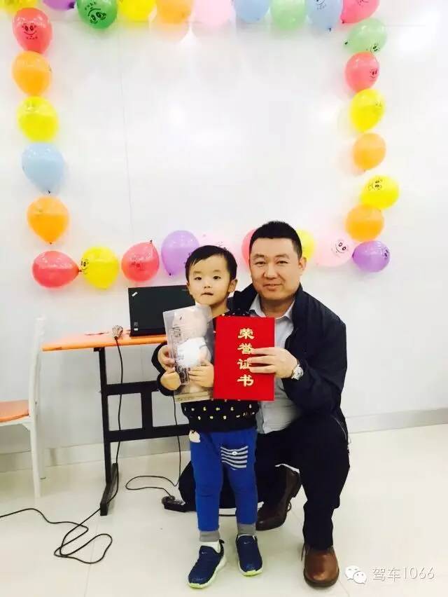 我是小小銀行家，來跟行長合個影哦