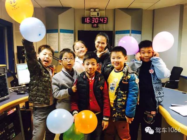 我們不光要成為銀行家，還要當主持人！跟著子楊姐姐參觀河南電臺直播間！