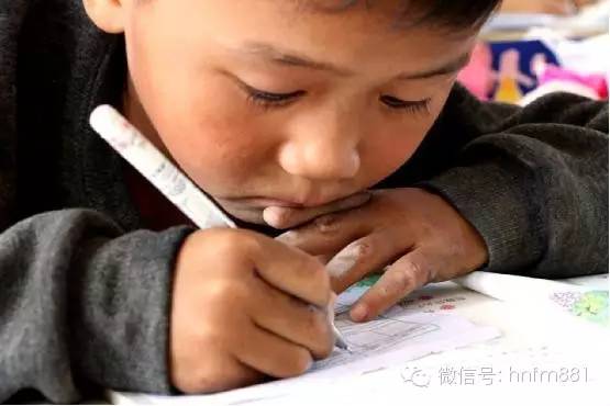 小手黑黑的，像是很少洗