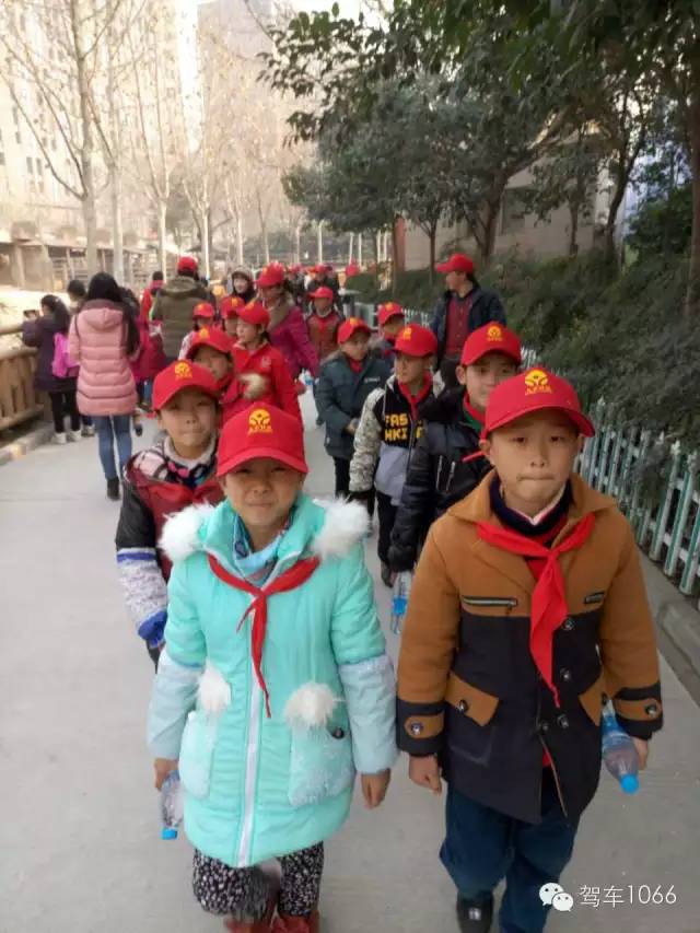 脖子上戴著紅領(lǐng)巾，頭上頂著小紅帽，排著整齊的隊(duì)伍——出發(fā)！