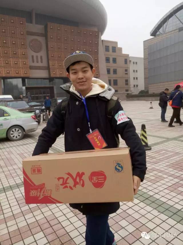 河南電臺(tái)1066主持人小澤，搬送愛心餃子。