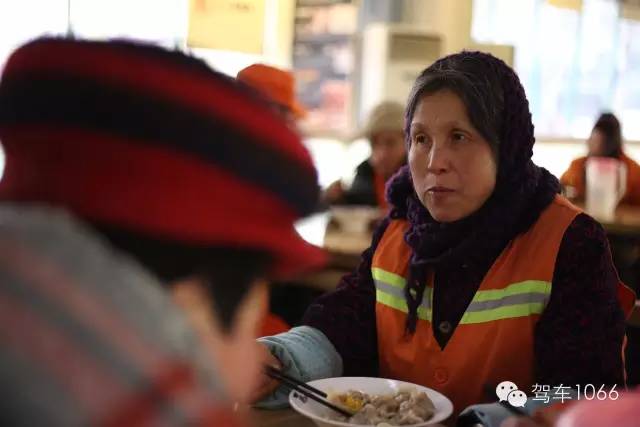 部分環(huán)衛(wèi)工在下班后來到76人老燴面吃到熱乎乎的餃子。