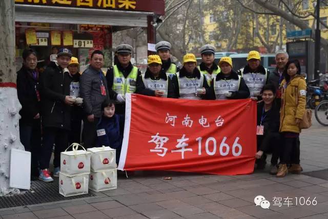 1066小分隊(duì)和志愿者來到金水路文化路，給這里執(zhí)勤的交警和協(xié)管送去暖心餃子。