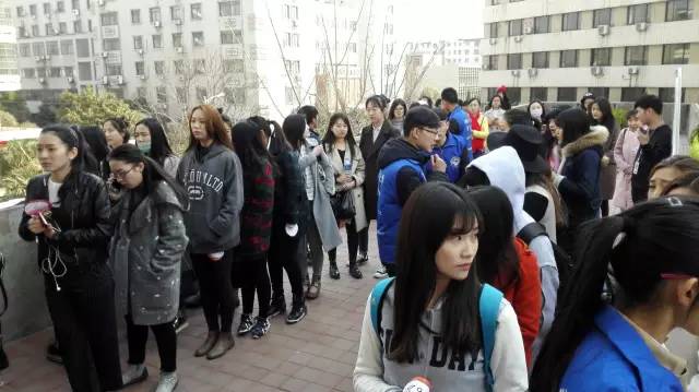 還沒開始時大家已經(jīng)開始有序排隊了，棒棒噠！