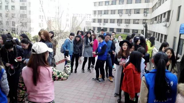 還沒開始時大家已經(jīng)開始有序排隊了，棒棒噠！