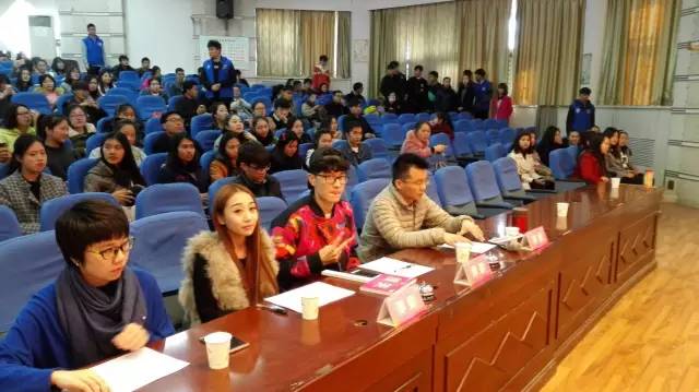 是不是很想讓Seven為你舉牌？