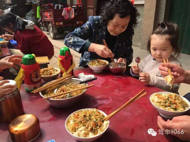 據(jù)說(shuō)手搟面和柴雞蛋更配哦！