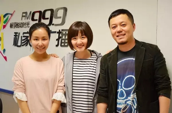 跟兩位女神在一起，莫非你知道你此刻有多招小編嫉恨？