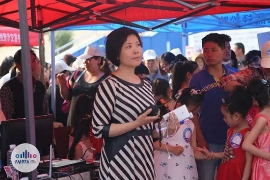 976老大木子一手手機一手對講一臉嚴(yán)肅，這是有多緊張呢？