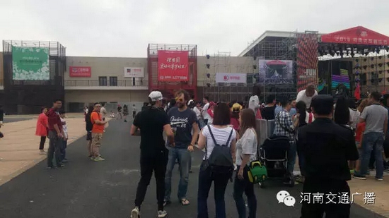 哇塞，現(xiàn)場還有外國友人~