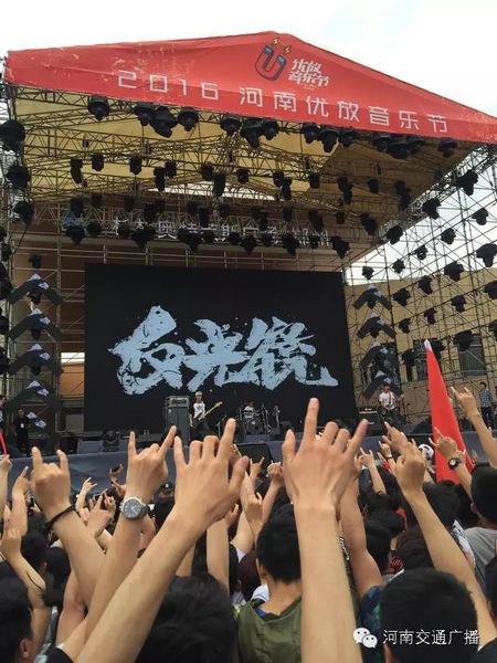 這么多朋友！默契的舉著一個手勢！