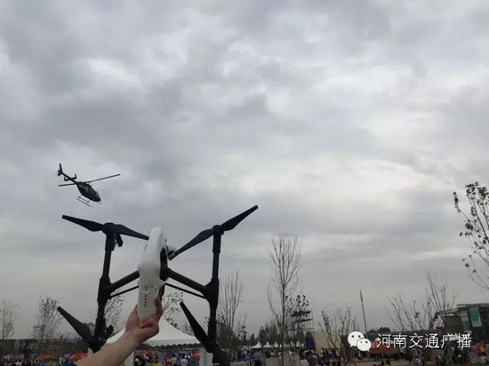 你以為音樂節(jié)只有音樂嗎？交廣號和無人機(jī)也在哦，看見它就揮揮手吧！