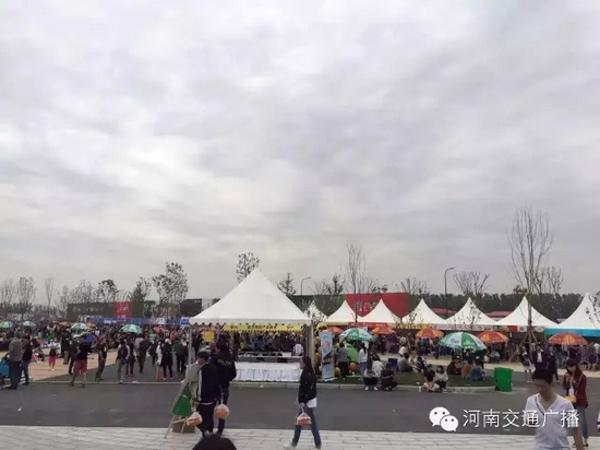 雖然天空已經(jīng)烏云密布，但大家的熱情絲毫不減！