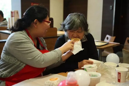 我還未長(zhǎng)大，你卻已白了頭發(fā)，我要珍惜和媽媽在一起的每一刻