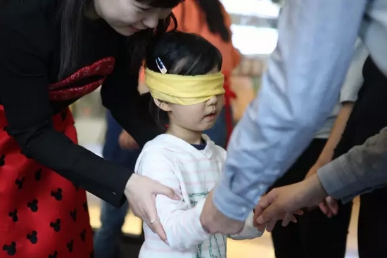 我能第一時(shí)間找到為我編辮子的爸爸，因?yàn)樗氖质悄菢拥臏厝岫辛α? complete=