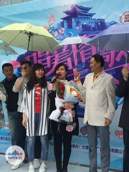 海波瞞著妻子，請來妻子的家人，耿梅驚喜感動，喜極而泣~