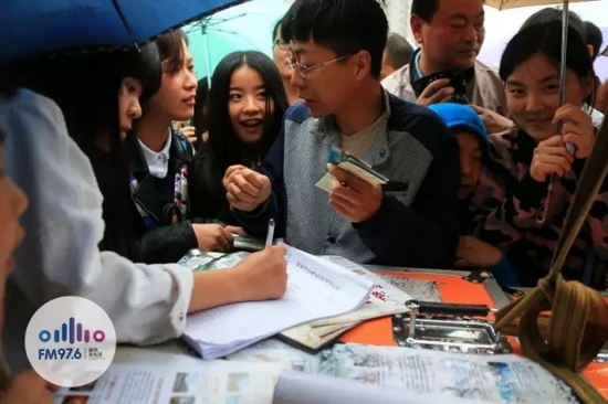 現(xiàn)場觀眾被臺上的浪漫氣氛感染，紛紛報名參加現(xiàn)場表白。