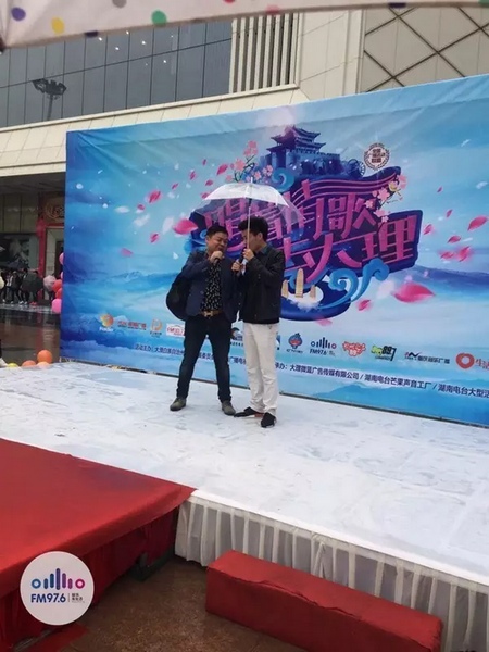 這位男士向遠在家鄉(xiāng)的妻子隔空表白，勇氣真是大大的，您對妻子的愛，已經(jīng)超越萬水千山。